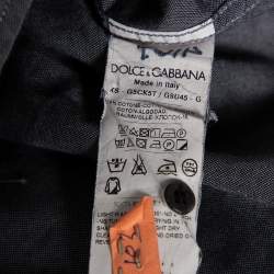 مملوكة مسبقًا قميص دولتشي أند غابانا بادج ذهبي نمط مغاير قطن رمادي مقاس متوسط