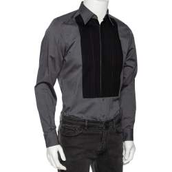 مملوكة مسبقًا قميص دولتشي أند غابانا بادج ذهبي نمط مغاير قطن رمادي مقاس متوسط