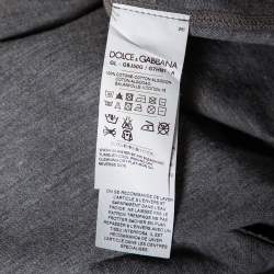 مملوكة مسبقًا تي شيرت بولو دولتشي أند غابانا قطن رصاصي بيكيه مزخرف شعار الماركة مقاس كبير (لارج)