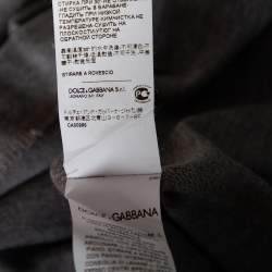 مملوكة مسبقًا تي شيرت بولو دولتشي أند غابانا قطن رصاصي بيكيه مزخرف شعار الماركة مقاس كبير (لارج)