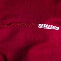 مملوكة مسبقًا تي شيرت دولتشي & غابانا  قطن أحمر برقبة حرف V وأكمام قصيرة مقاس صغير - سمول