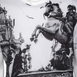 Pre Owned تي شيرت دولتشي أند غابانا جوسيبي ليون مطبوع مونوكرومي برقبة مستديرة مقاس كبير جدًا جدًا - إكس إكس لارج