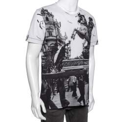 Pre Owned تي شيرت دولتشي أند غابانا جوسيبي ليون مطبوع مونوكرومي برقبة مستديرة مقاس كبير جدًا جدًا - إكس إكس لارج