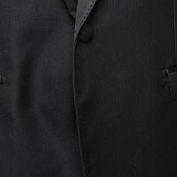 Pre Owned بدلة دولتشي أند غابانا طرف ساتان وصوف أسود بصدرية واحدة مقاس كبير جداً جداً ( إكس إكس لارج )