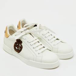 مملوكة مسبقًا حذاء رياضي دولتشي أند غابانا بورتوفينو جلدي أبيض/ذهبي مزين بتاج مقاس 44.5