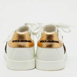 مملوكة مسبقًا حذاء رياضي دولتشي أند غابانا بورتوفينو جلدي أبيض/ذهبي مزين بتاج مقاس 44.5