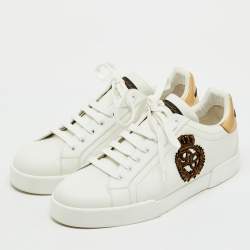 مملوكة مسبقًا حذاء رياضي دولتشي أند غابانا بورتوفينو جلدي أبيض/ذهبي مزين بتاج مقاس 44.5