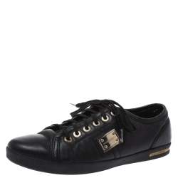 Pre Owned حذاء رياضي دولتشي آند غابانا مزين بلوحة محفور عليها شعار الماركة جلد أسود مقاس 41