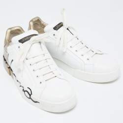 مملوكة مسبقًا Dolce and Gabbana White/Gold Logo Print Leather and Patent Portofino Sneakers Size 44