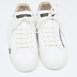 مملوكة مسبقًا Dolce and Gabbana White/Gold Logo Print Leather and Patent Portofino Sneakers Size 44