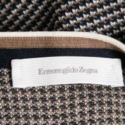 مملوكة مسبقًا جيليه إيرمنجليدو زينيا حرير تريكو بني وأزرق كحلي رقبة حرف في مقاس كبير - لارج