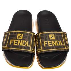 مملوكة مسبقًا صندل سلايد فندي كانفاس مقوى زوكا أصفر/توباكو مزين شعار الماركة مقاس 42