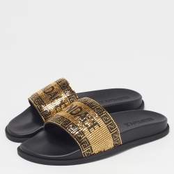 مملوكة مسبقًا صندل فيندي X فيرساتشي شبكية معدنية ذهبية/سوداء مسبح مسطح مقاس 44