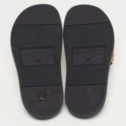 مملوكة مسبقًا صندل فيندي X فيرساتشي شبكية معدنية ذهبية/سوداء مسبح مسطح مقاس 44