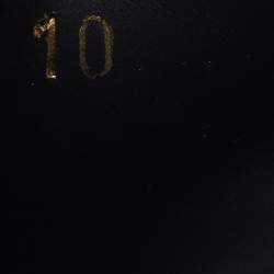 مملوكة مسبقًا صندل فيندي X فيرساتشي شبكية معدنية ذهبية/سوداء مسبح مسطح مقاس 44