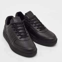 مملوكة مسبقًا حذاء رياضي جيفنشي G4 جلد أسود بارز الشعار بعنق منخفض مقاس 42.5