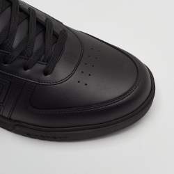 مملوكة مسبقًا حذاء رياضي جيفنشي G4 جلد أسود بارز الشعار بعنق منخفض مقاس 42.5