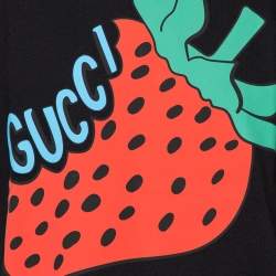 Pre Owned تي شيرت غوتشي فطن أسود طباعة فراولة نمط واسع رقبة مستديرة مقاس صغير جدًا - إكس سمول