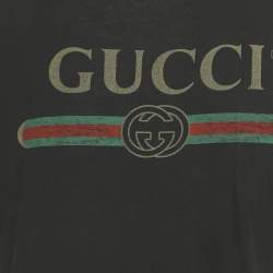 مملوكة مسبقًا تي شيرت غوتشي قطن أسود بطبعة شعار متضررة برقبة مستديرة مقاس صغير - سمول