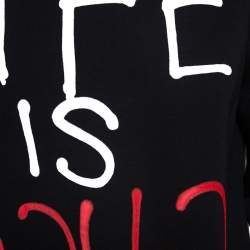 مملوكة مسبقًا سويت شيرت غوتشي حافة مغايره مطبوع كلمات "Life is Gucci" قطن أسود XXL