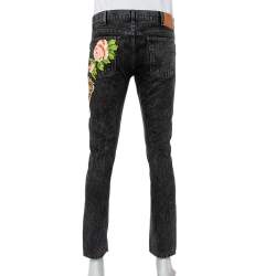 مملوكة مسبقًا بنطلون جينز غوتشي ضيق مزين بحليات موردة ونمر دنيم رمادي مقاس متوسط