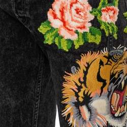 مملوكة مسبقًا بنطلون جينز غوتشي ضيق مزين بحليات موردة ونمر دنيم رمادي مقاس متوسط