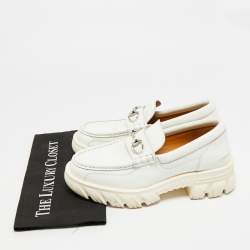 مملوكة مسبقًا حذاء لوفر رياضي غوتشي حصان جلد أبيض وجلد لامع مقاس 41.5