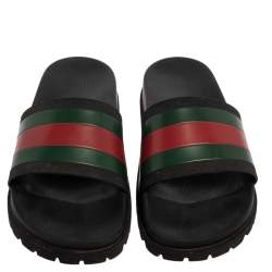 مملوكة مسبقًا حذاء سلايدز غوتشى فلات تفاصيل ويب مطاط أسود مقاس40 