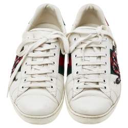 مملوكة مسبقًا حذاء رياضي غوتشي أيس جلد وجلد نقشة الثعبان أبيض مطرز ثعبان عنق منخفض مقاس 41.5 