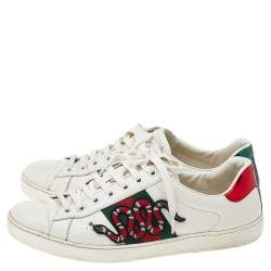 مملوكة مسبقًا حذاء رياضي غوتشي أيس جلد وجلد نقشة الثعبان أبيض مطرز ثعبان عنق منخفض مقاس 41.5 