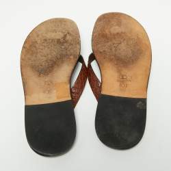 مملوكة مسبقًا صندل فلات إصبع غوتشي جلد تمساح بني مقاس 40