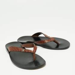مملوكة مسبقًا صندل فلات إصبع غوتشي جلد تمساح بني مقاس 40