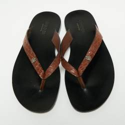 مملوكة مسبقًا صندل فلات إصبع غوتشي جلد تمساح بني مقاس 40