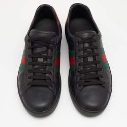 مملوكة مسبقًا حذاء رياضي غوتشي إيس جلد أسود مزين بشريط ويب عنق منخفض مقاس 44.5