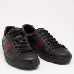 مملوكة مسبقًا حذاء رياضي غوتشي إيس جلد أسود مزين بشريط ويب عنق منخفض مقاس 44.5