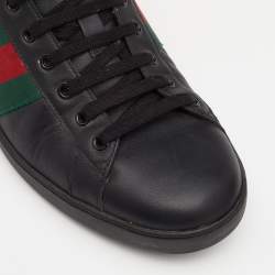 مملوكة مسبقًا حذاء رياضي غوتشي إيس جلد أسود مزين بشريط ويب عنق منخفض مقاس 44.5