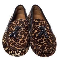 مملوكة مسبقًا حذاء لوفرز جيمي تشو فرو نقشة الفهد بني وجلد لامع بشراشيب سليب أون مقاس 45