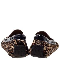 مملوكة مسبقًا حذاء لوفرز جيمي تشو فرو نقشة الفهد بني وجلد لامع بشراشيب سليب أون مقاس 45