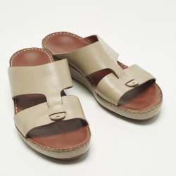 مملوكة مسبقًا صندل جديد بإبزيم من الجلد البني من لورو بيانا مقاس 44