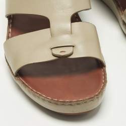 مملوكة مسبقًا صندل جديد بإبزيم من الجلد البني من لورو بيانا مقاس 44