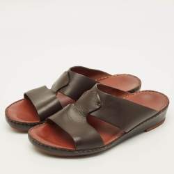 Pre Owned صندل جديد بإبزيم من الجلد البني من لورو بيانا مقاس 44