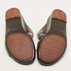 Pre Owned صندل جديد بإبزيم من الجلد البني من لورو بيانا مقاس 44