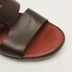 Pre Owned صندل جديد بإبزيم من الجلد البني من لورو بيانا مقاس 44