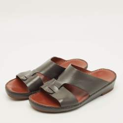 Pre Owned صندل جديد بإبزيم من الجلد البني من لورو بيانا مقاس 44