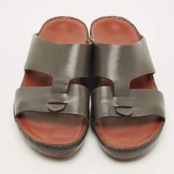 Pre Owned صندل جديد بإبزيم من الجلد البني من لورو بيانا مقاس 44