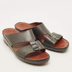 Pre Owned صندل جديد بإبزيم من الجلد البني من لورو بيانا مقاس 44