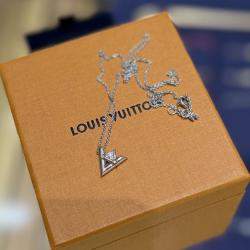 Pre Owned Louis Vuitton LV Volt 18K White Gold Diamond Necklace