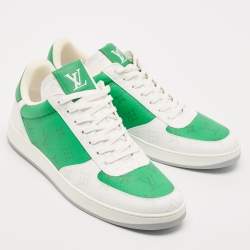 مملوكة مسبقًا Louis Vuitton White/Green Leather and Monogram Canvas Rivoli Low-Top Sneakers Size 42.5