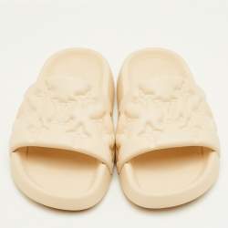 مملوكة مسبقًا صندل لوي فيتون مسبح مطاطي بشعار المونوغرام بلون كريمي مقاس 41