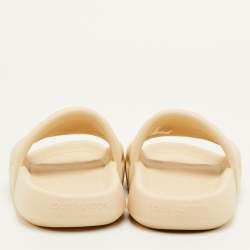 مملوكة مسبقًا صندل لوي فيتون مسبح مطاطي بشعار المونوغرام بلون كريمي مقاس 41